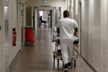 Un soignant avec une personne touchée par le virus du chikungunya à La Réunion, en avril 2025.