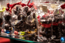 Cette photographie, prise le 13 mars 2024 dans un magasin de Paris, montre des œufs en chocolat, quelques jours avant Pâques.
