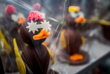 Des pingouins en chocolat suisse sont exposés pour être vendus lors du festival du chocolat « Festichoc » à Versoix, près de Genève, le 16 mars 2024.