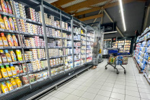 Une personne fait ses courses dans un supermarché (image d'illustration)