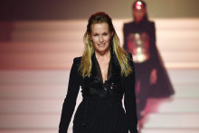 Le mannequin français Estelle Lefebure présente une création de Jean Paul Gaultier lors du défilé de la collection Haute Couture Printemps-Été 2020 pour femmes à Paris, le 22 janvier 2020.