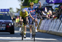 Remco Evenepoel (Soudal-Quick Step) devance Wout van Aert (Visma-Lease a bike) à l'arrivée de la Flèche Brabançonne, le 18 avril 2025 à Overijse (Belgique).