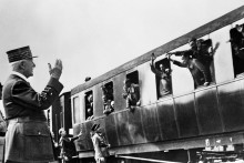 Le 1er août 1941 à Roanne, dans l'est de la France, le chef d'État français Philippe Pétain accueille le premier train transportant des prisonniers français libérés après la signature de l'armistice avec l'Allemagne nazie en juin 1940.