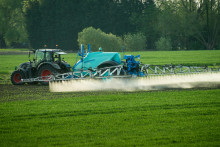 Un agriculteur épand des pesticides sur un champ, le 9 mai 2016, à Fromelles, près de Lille