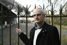 L'ancien élève et lanceur d'alerte Alain Esquerre, devant l'institut Notre-Dame de Bétharram