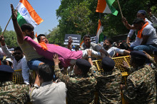Des manifestants se heurtent au personnel de sécurité lors d'une marche de protestation vers le haut-commissariat du Pakistan condamnant l'attaque touristique de Pahalgam, à New Delhi, le 24 avril 2025.