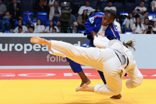 La Française Clarisse Agbegnenou (bleue) et la Tchèque Renata Zachova (blanche) concourent dans la catégorie féminine des -63 kg lors des Championnats d'Europe de judo à Podgorica, au Monténégro, le 24 avril 2025