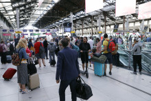 Des voyageurs à la gare de Lyon à Paris, le 6 juillet 2022