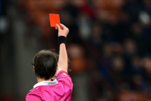 Un arbitre donne un carton rouge (image d'illustration)