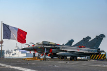 Des avions de combat Rafale français sur le pont du porte-avions Charles de Gaulle, à Goa, le 4 janvier 2025