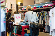 Des clients dans un magasin de vêtements (Illustration)