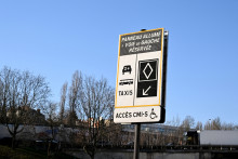 Le panneau qui signale la voie réservée au covoiturage sur le périphérique parisien.