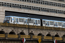 Un métro à la sortie de la station Bercy, à Paris