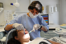 Un dentiste soigne un patient le 13 avril 2017 à Quimper, France.