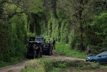 Les gendarmes participent à des opérations de recherche visant à retrouver la joggeuse de 28 ans disparue Agathe Hilairet à Vivonne, en France, le 13 avril 2025.