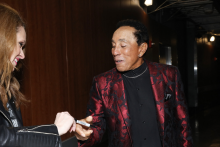LOS ANGELES, CALIFORNIE - 26 JANVIER : Smokey Robinson est vu lors de la signature des GRAMMY Charities pendant la 62e cérémonie annuelle des GRAMMY Awards au STAPLES Center le 26 janvier 2020 à Los Angeles, en Californie.