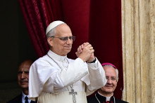 Le pape Léon XIV au balcon de la basilique Saint-Pierre, le 11 mai 2025