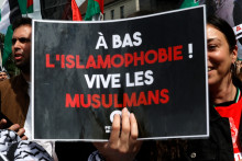 Une manifestante tient une pancarte le 11 mai à Paris, lors d'un rassemblement contre l'islamophobie.