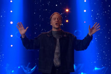 Klemen chante la chanson "How Much Time Do We Have Left" pour l'Eurovision 2025