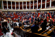 Les députés applaudissent l'intervention du député Laurent Panifous demandant l'abolition du code noir