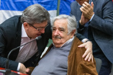 En visite à Paris, l'ancien président uruguayen José Mujica Cordano, rencontre Jean-Luc Mélenchon lors d'une conférence à l'Ecole de médecine de Paris le 29 octobre 2015.