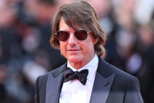 Tom Cruise avec ses lunettes de soleil sur le tapis rouge du Festival de Cannes, mercredi 14 mai.