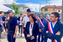 Opération anti-dealers du maire de Fontaine (Isère), Franck Longo, en écharpe tricolore sur le point de deal de la place Louis Maisonnat, avec à ses côtés la préfète de l’Isère Catherine Séguin et les responsables de la police