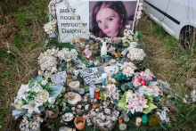 Un monument en hommage à Delphine Jubillar, devant son domicile.