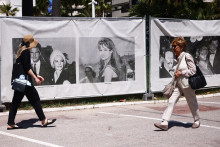 Une photo de Brigitte Bardot est affichée dans les rues de Cannes, le 18 mai 2024.