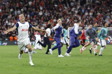 L'attaquant Richarlison célèbre la victoire de Tottenham en Ligue Europa.