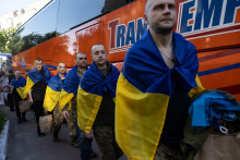 Des prisonniers de guerre ukrainiens descendent d'un car pour rentrer chez eux après avoir passé des mois dans une prison russe.
