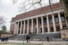 Des personnes entrent et sortent de la Harry Elkins Widener Memorial Library sur le campus de l'université Harvard, le 15 avril 2025.