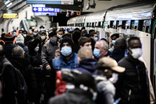 Des Parisiens masqués, dans le métro (illustration).