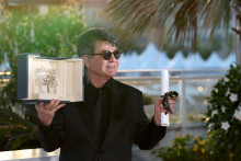 Jafar Panahi avec sa Palme d'or, le 24 mai 2025 au festival de Cannes