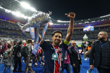 Marquinhos célèbre la Coupe de France avec les supporters du PSG.