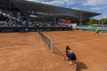 Luca Nardi renvoie la balle contre Fabian Marozsan au tournoi du Grand Chelem de Roland Garros, le 25 mai 2025.