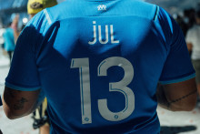 Un fan de Jul porte un maillot de l'OM floqué à son nom lors de son concert au Stade Vélodrome de Marseille, le 4 juin 2022.