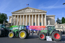 Les agriculteurs devant l'Assemblée nationale pour l'examen de la loi Duplomb