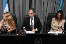 Les juges Veronica Di Tommaso, Maximiliano Savarino et Julieta Makintach sont vus lors du procès pour la mort de Diego Maradona au tribunal de San Isidro, à Buenos Aires, le 11 mars 2025.
