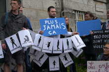 Devant la cour d'assise du Morbihan, des manifestants ont apporté leur soutien aux victimes de Joël Le Scouarnec, avant le verdict de son procès le 28 mai 2025