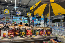 Un rayon chips en supermarché