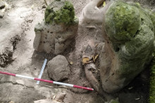 Cette photo, non datée, publiée par le ministère guatémaltèque de la Culture le 29 mai 2025 montre deux sculptures d'apparence humaine qui "représentent un couple ancestral"