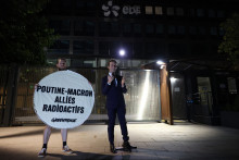 La statue de cire d'Emmanuel Macron devant le siège d'EDF
