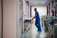 Un brancardier à l'hôpital de Périgueux (illustration)
