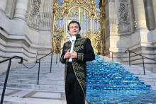 En 2021, Jean-Michel Othoniel, académicien des Beaux-Arts se tient devant le Petit Palais à Paris.