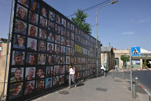 Panneau d'affichage portant les portraits des otages israéliens, détenus dans la bande de Gaza depuis les attaques du 7 octobre 2023 par des militants du Hamas, à Jérusalem le 13 mai 2025.