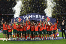Le capitaine Cristiano Ronaldo a soulevé le trophée de la Ligue des Nations avec ses coéquipiers portugais, vainqueurs de la finale contre l'Espagne, le 8 juin 2025