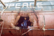 Photo d'archives datée du 1er août 1985 montrant la coque bombardée du Rainbow Warrior, le navire amiral de Greenpeace, après son sabotage par les services secrets français dans le port d'Auckland le 9 juillet 1985.