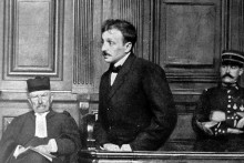 Raoul Villain (au centre de la photo) nationaliste français jugé en 1919 pour l'assassinat du leader socialiste français Jean Jaurès le 31 juillet 1914 à Paris.