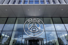 Le logo du PSG, au centre d'entraînement à Poissy (image d'illustration)
